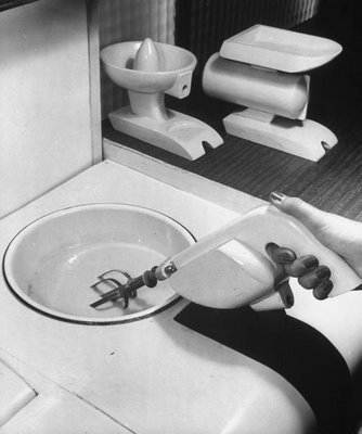 Illustration for article titled Tomorrow's Kitchen (1943)